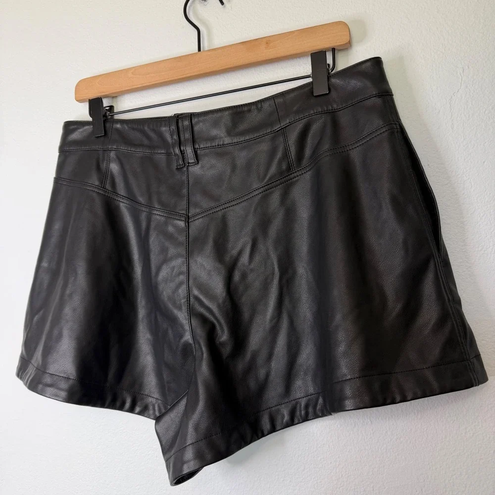 We The Free Free People - Black Faux Leather High Waist Loose Shorts Size 31